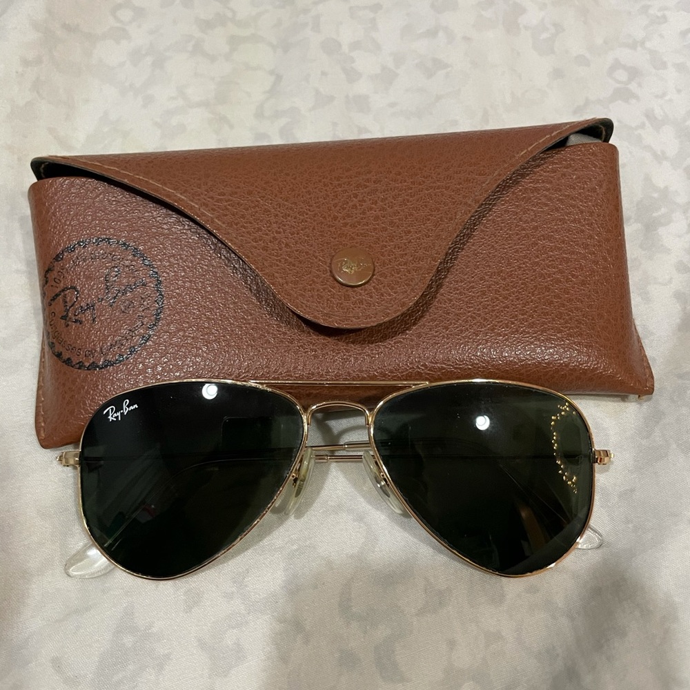 Black aviator raybans